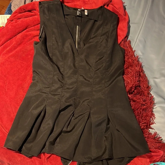H&M black VNeck peplum sleevesless blouse with zipper back detail  Sz 12 - Picture 11 of 11